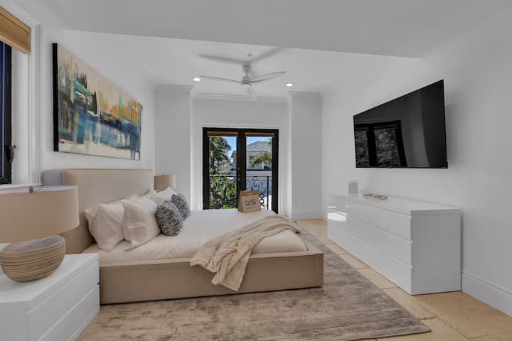 Suite#3 (2nd Floor): King Bed/Smart TV/Walk-In Closet/Ensuite Bathroom