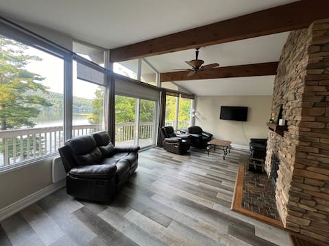 5-Bedroom Lake Front Home with Hot Tub - North Bay