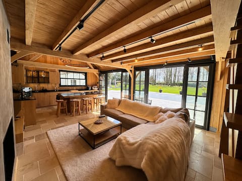 Beautiful wooden chalet with pool and hot tub