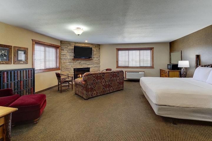 Picturesque Getaway: Themed Rooms & Heated Pool - Galena, IL