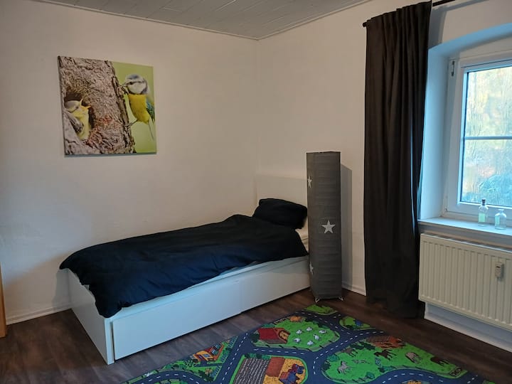 Camera da letto con letto singolo/culla 90x200cm (è presente la protezione anticaduta)