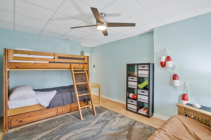 1 - ви етаж, двуетажно легло с въртележка, разтегателен диван с двоен размер, 2 прозореца с много светлина и щори за затъмняване на стаята, рафтове с кошчета за съхранение на дрехи.