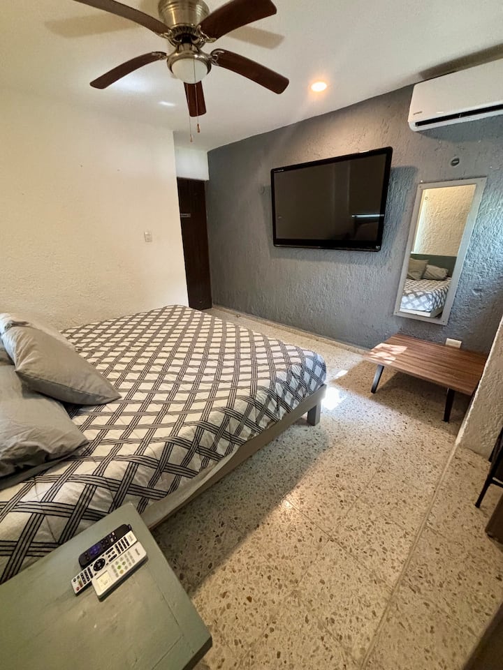 Главна соба:
- Кревет со големина на крал
- Клима уред
- Вентилатор
-Клозет
-Телевизија
- Прекини во снабдувањето со електрична енергија