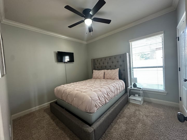 Во спалната соба 4 има брачен кревет (широк 150-179 см). Исто така, има приватна бања (бања 4) и голем плакар. Има телевизор, но потребно е да понесете Apple TV или Android кутија. 