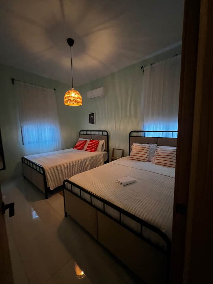 这间客房设有两张标准双人床，配有空调，让您睡个好觉。