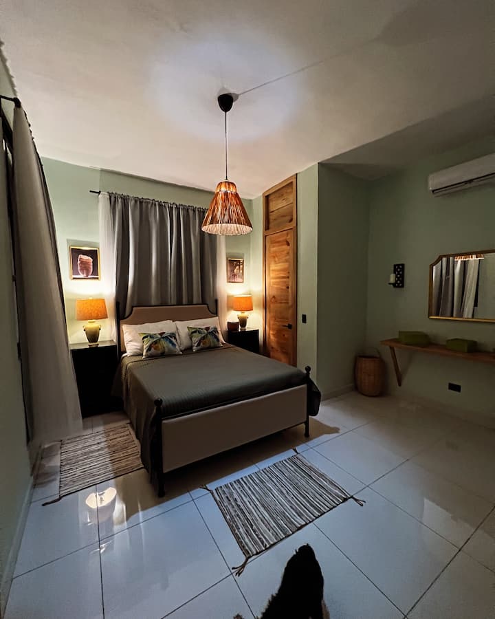 这是一张宽敞的标准双人床，卧室氛围非常好 