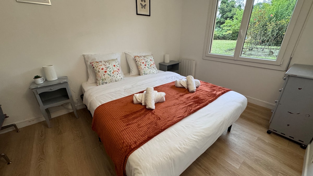 Top Airbnb: Family apartment, 6 people with parking, PARIS in Rosny Sous Bois