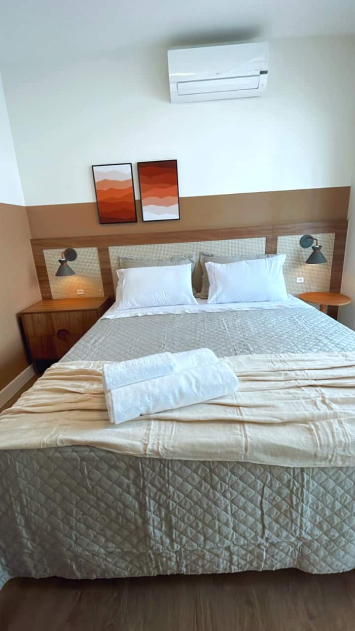 Градски апартман со брачен кревет (широк 150-179 см), бела постелнина со завршница.
Кортина со затемнување, нов поделен клима уред и балкон со прекрасен поглед.