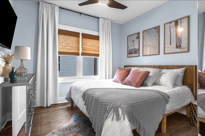 ห้องคิงไซส์ที่ 2 พร้อมสมาร์ททีวีที่นอน Helix ตู้เสื้อผ้าและกระจกขนาดใหญ่