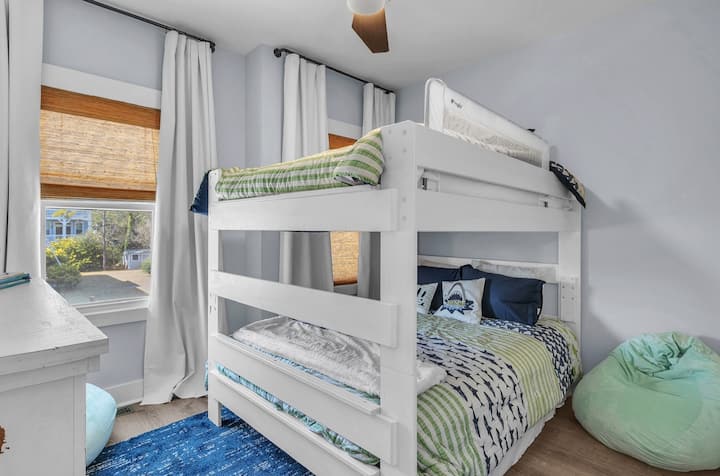 เตียงสองชั้นควีนไซส์เก้าอี้บีนแบ็กและคอนโซล PS4 พร้อมเกมมากมาย