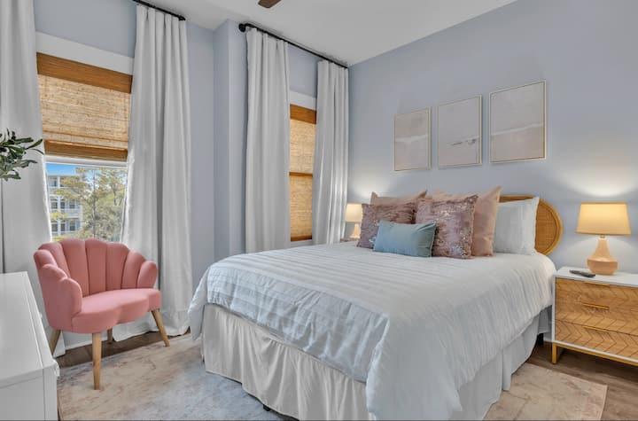 เตียงควีนไซส์ชั้น 3 พร้อมตู้เสื้อผ้าแบบวอล์คอินสมาร์ททีวีที่นอน Helix และผ้าปูที่นอนหรูหรา ห้องน้ำอยู่ด้านนอกประตู