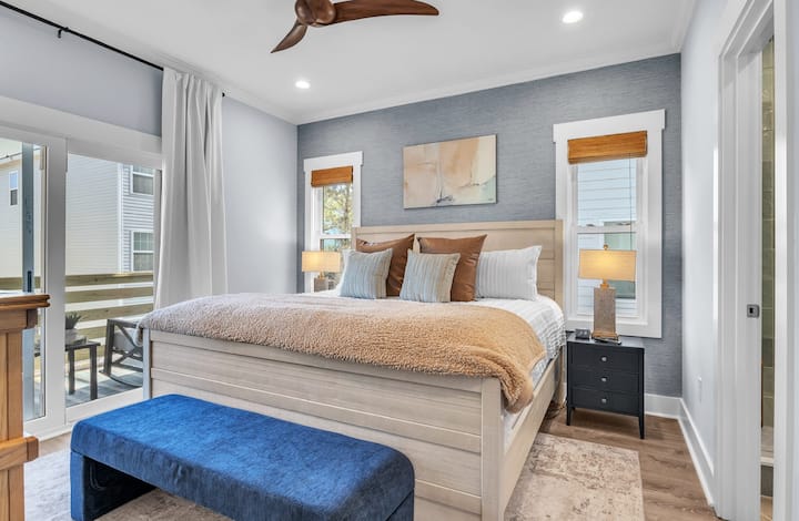 ห้องนอนใหญ่พร้อมที่นอนเฮลิกซ์ขนาดคิงไซส์ตู้เสื้อผ้าแบบวอล์คอินห้องน้ำหรูขนาดใหญ่สมาร์ททีวีขนาด 55 นิ้วและระเบียงส่วนตัวพร้อมวิวชายหาด