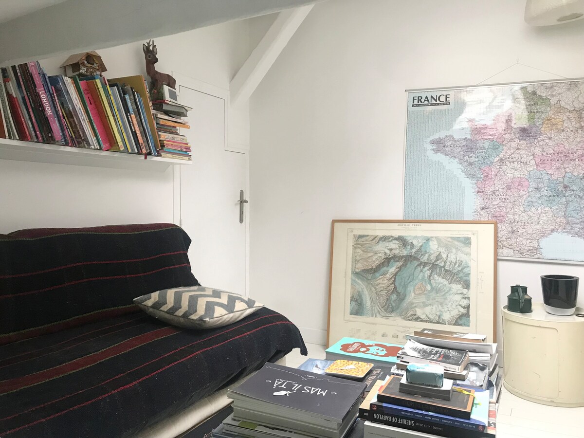 Единечен кревет во дневната соба на 2-ри кат