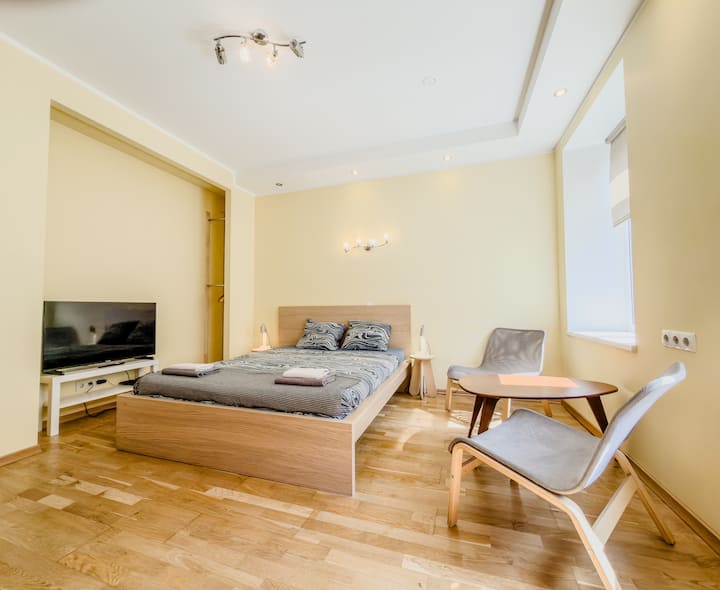 Refreshed Studio Apartment W/ Free Parking - Riga