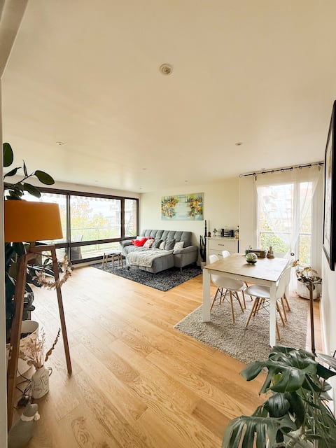 Spacious apartment with pool (residence)