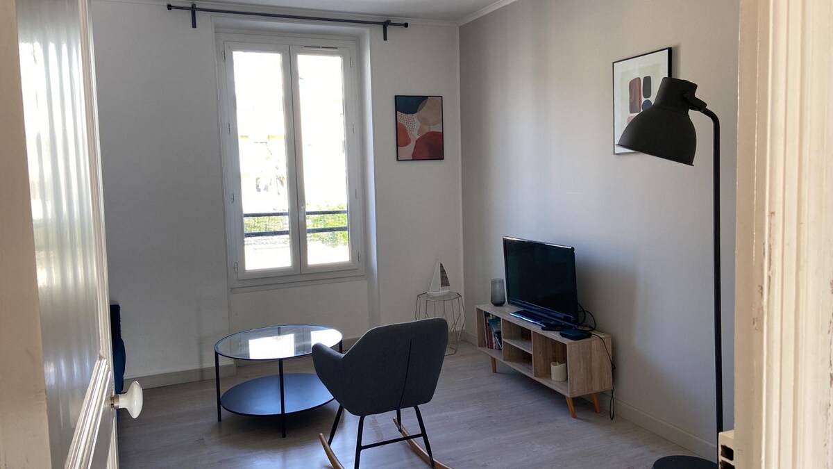 Top Airbnb: Bright apartment a short walk to the beach in Mont Boron