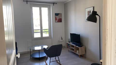 Top Airbnb: Bright apartment a short walk to the beach in Mont Boron