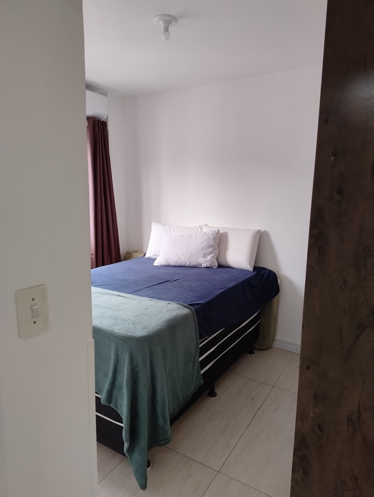 1 manželská posteľ, šatník, klimatizácia.