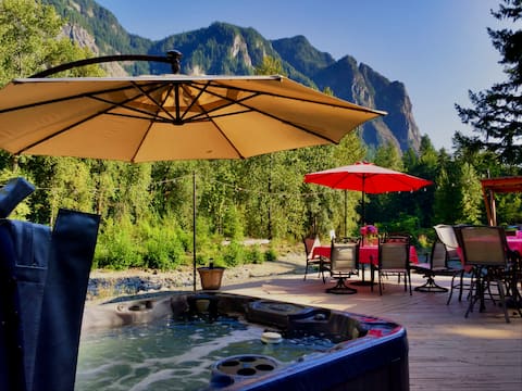 Sno/Falls River Paradise Kg Bed HotTub Mt View 1BR