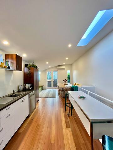 Sunny and quiet on the hill | Steps away from Swan