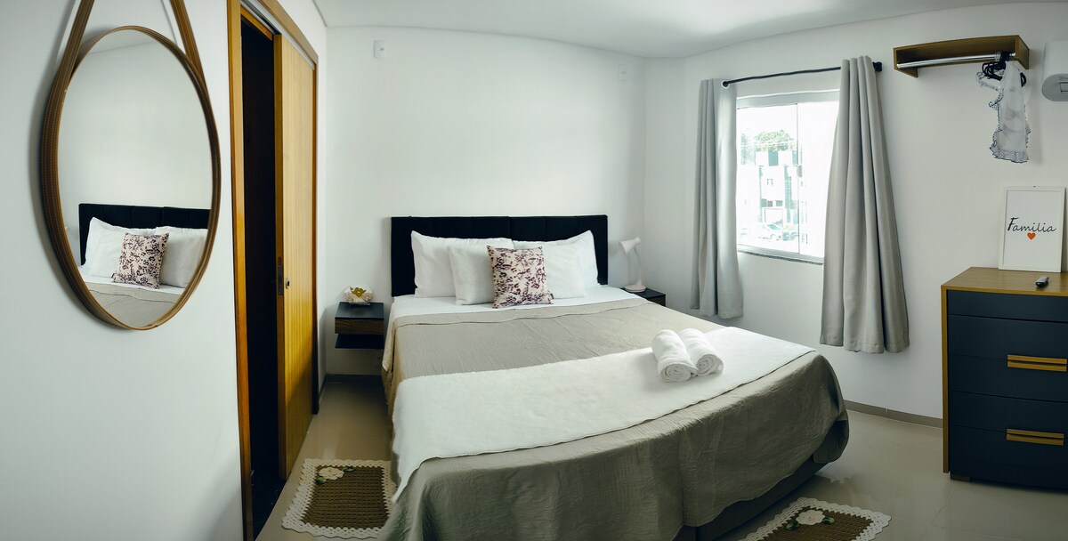 დედოფლის ზომის ორადგილიანი საწოლი
სამუშაო მაგიდა
aC
საგარდერობო სახლი
საკიდები და საკიდები 
ოვერჰედის პროექტორი 