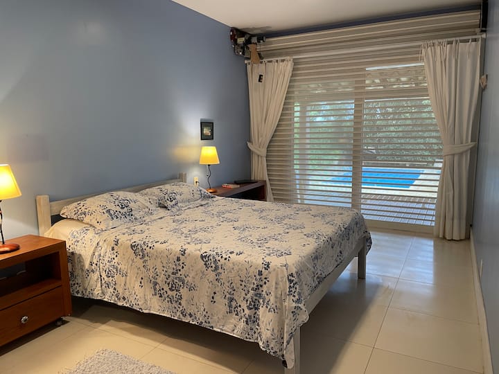 Главна спална соба - отворена кон голем балкон.