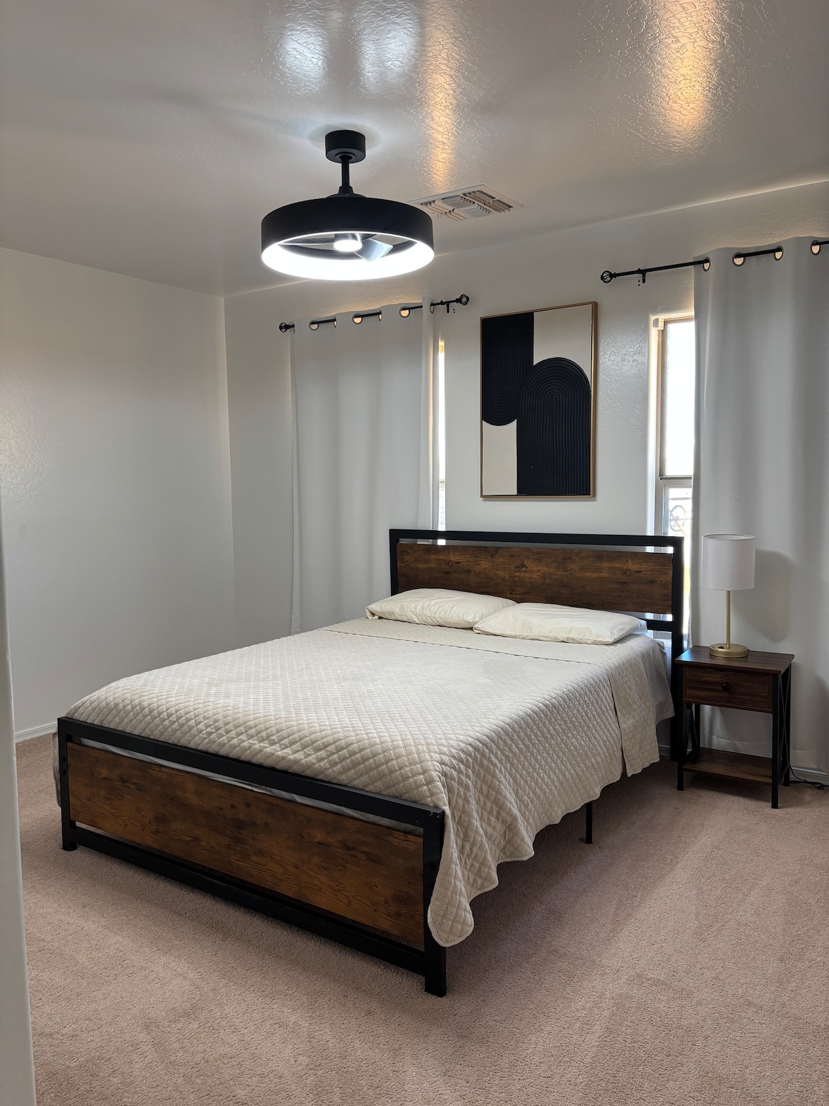 חדר שינה עם מיטת קווין סייז כפרית 