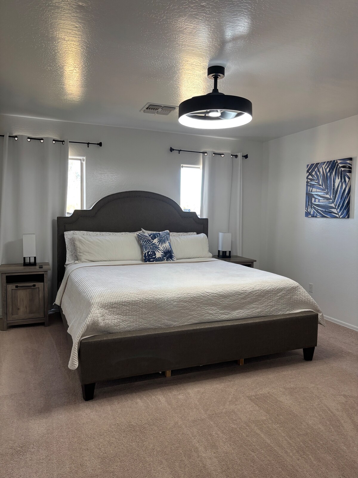 חדר שינה ראשי עם מיטת קינג 