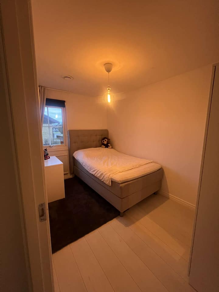 This is a cozy single room with its own TV and games console, perfect for the kids to relax with when the weather doesn't invite outdoor activities. A lovely place for entertainment and relaxation.