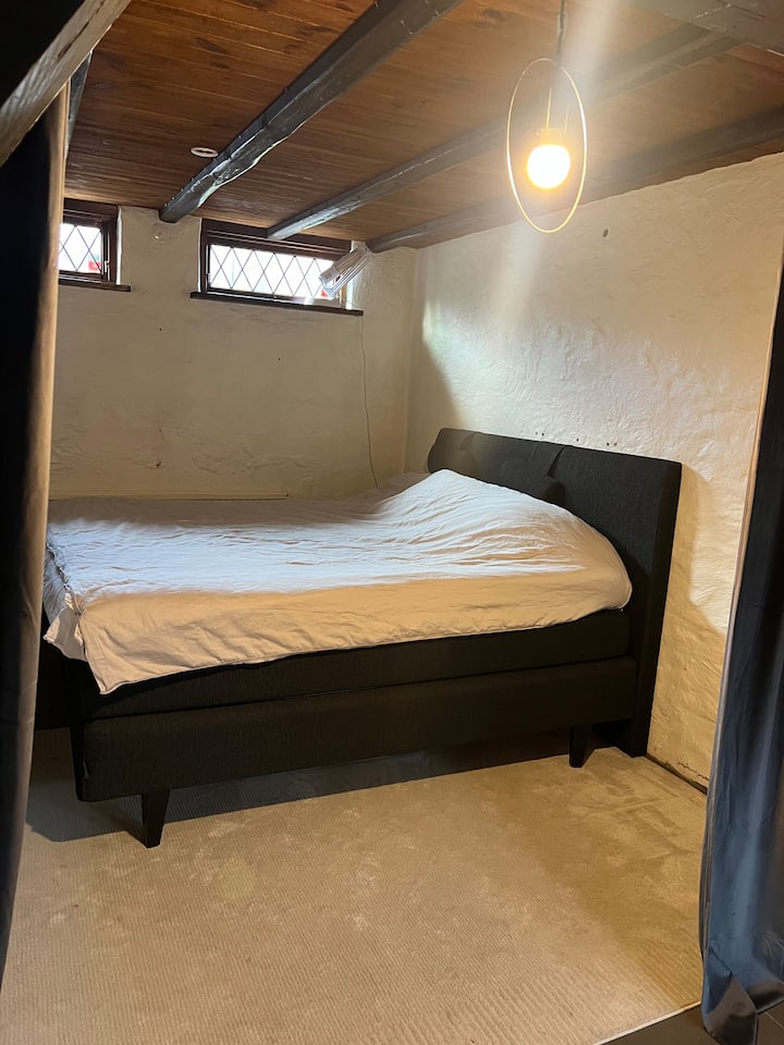 A cozy and quiet bedroom in the recreation room with a comfortable double bed and its own TV. Here you can relax in a cool and peaceful atmosphere, perfect for a good night's sleep or a relaxing moment in front of the TV.