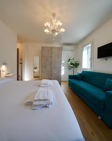 HOUSE Venice, Padua Kitchen, 4 bedrooms with 4 bathrooms.