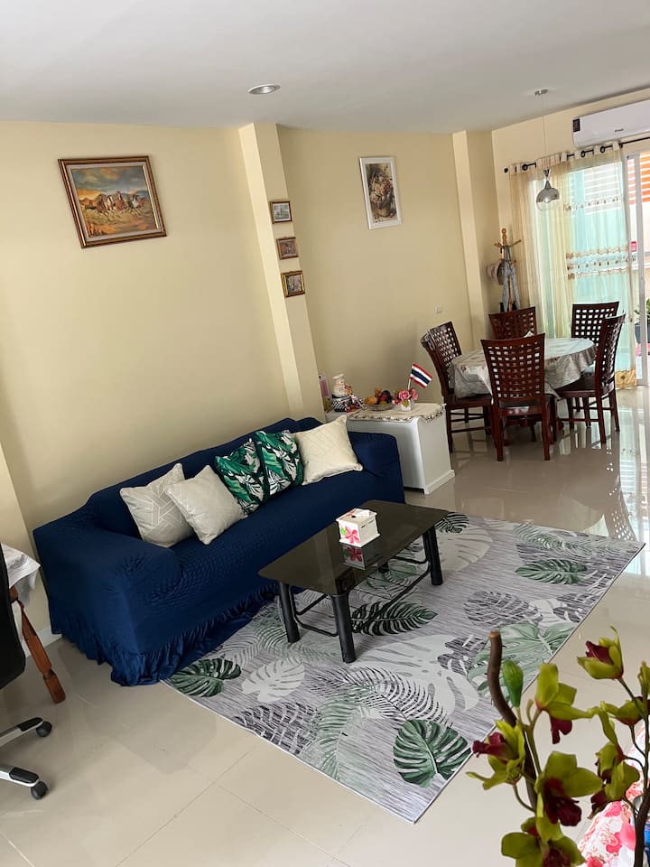 公共区域的客厅是共用的，有阴凉的氛围。 有一台谷歌电视，可以观看本地电视、Netflix和完整的互联网信息。