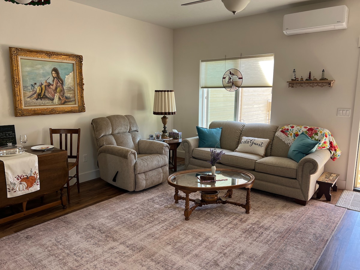 Შუშის პანელები და ლამპები/ჭაღები, რომლებსაც კასიტაში ხედავთ, ოჯახის ძვირფასი წევრის მიერ იყო შექმნილი. Ის შუშის შესანიშნავი ხელოსანი იყო. 