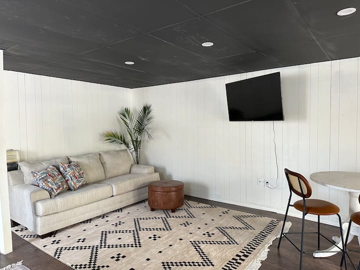 The Flat— Outdoor Seating, Pool Access - Arkansas