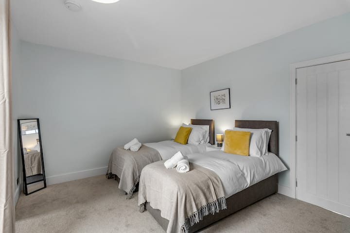 Transición a la perfección de la relajación en solitario a la comodidad compartida con la opción de vincular dos individuales a un retiro tamaño king. Disfruta de la flexibilidad de la comodidad personalizada en tu hogar lejos de casa.