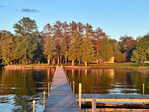 Sugarbush Creek Cottage on Round Lake