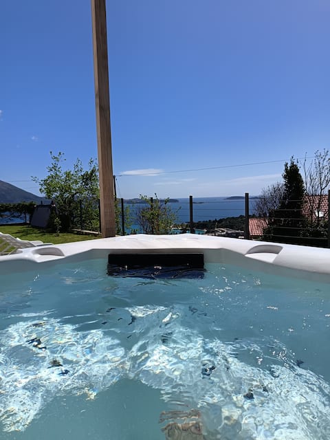 Handi Apartment, Private Hot Tub and shared pool.