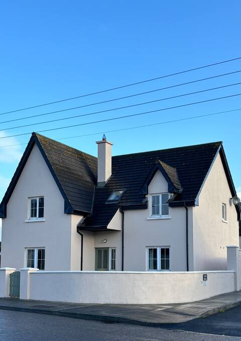 Spacious Home-Walk to Beach-summer weekly deals