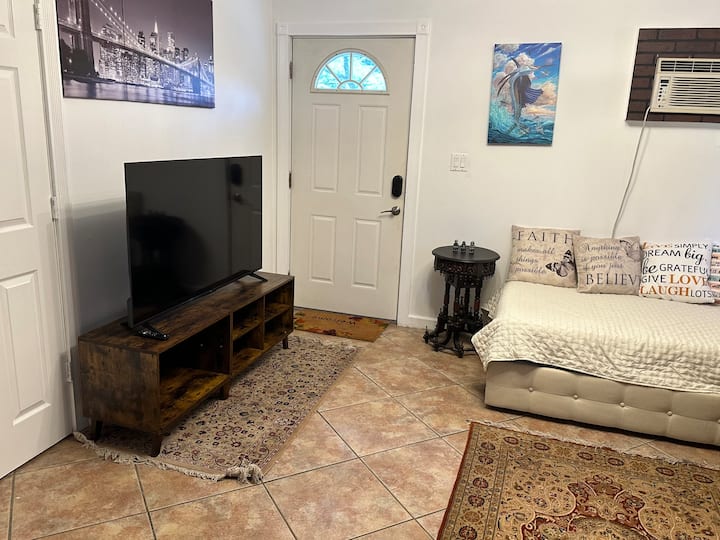 Spacious Long Island One Bedroom Apartment - Roslyn, NY