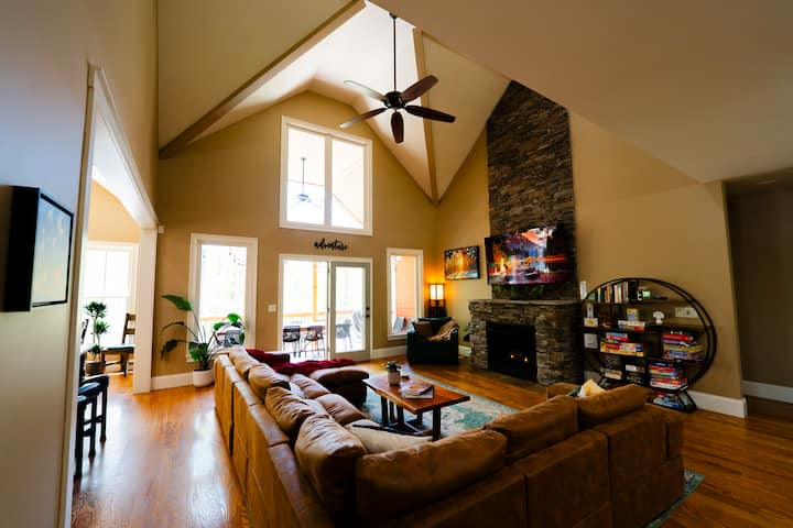Sleeps 24 | Game Rooms, Hot Tub In New River Gorge - Fayetteville, WV