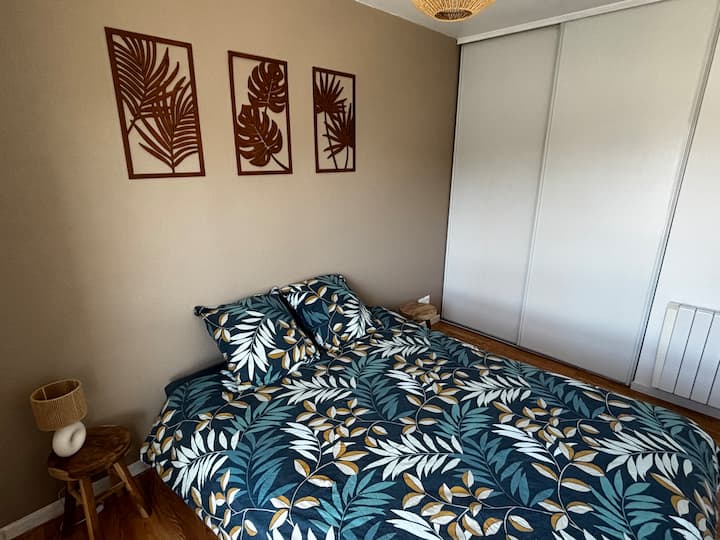 חדר שינה עם מיטה זוגית (160/200) וארון.