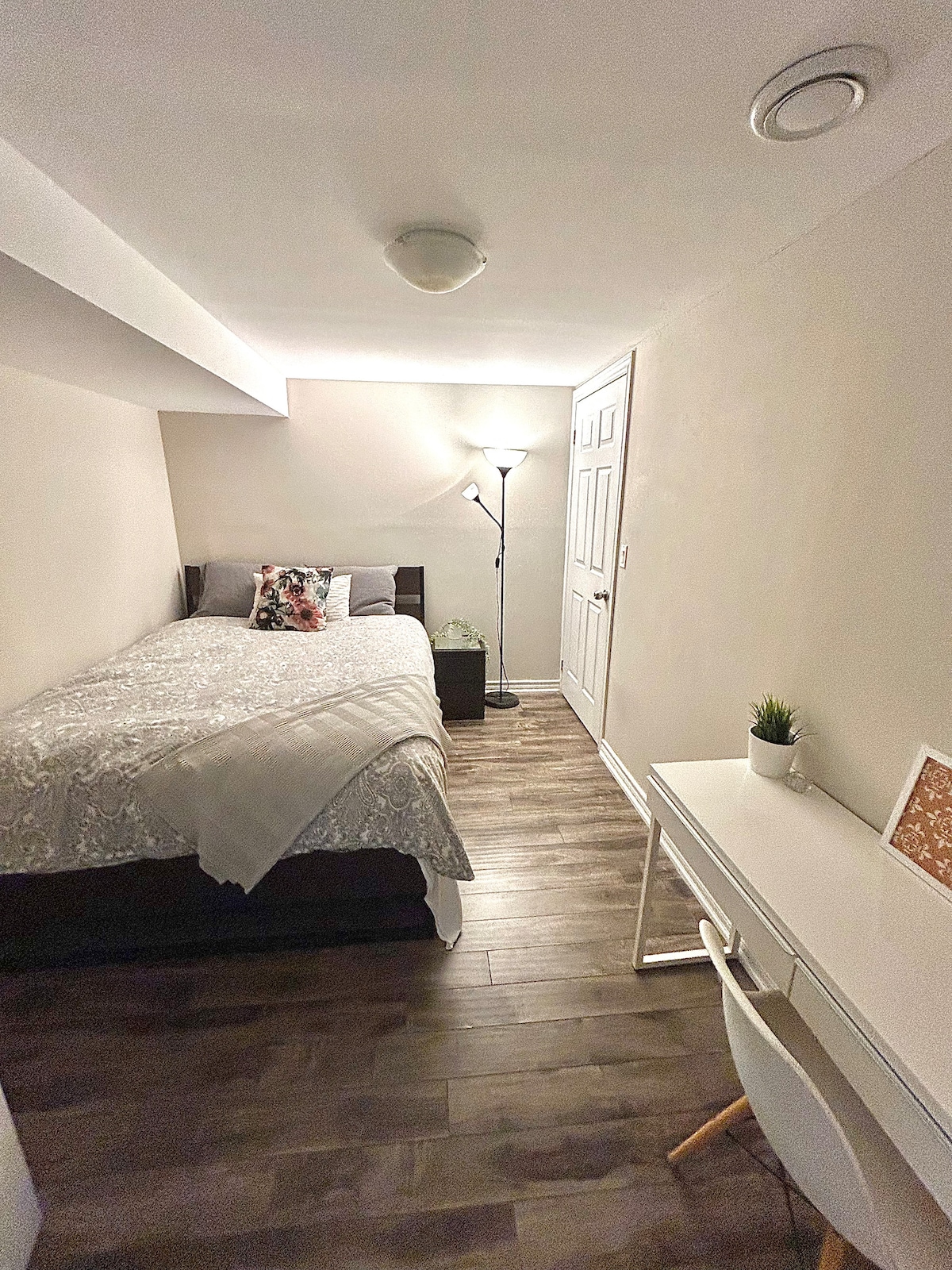 Rehatohu në një krevat dopio "queen" në dhomën e dytë të gjumit të destinuar për punën tënde nga nevojat e shtëpisë! 