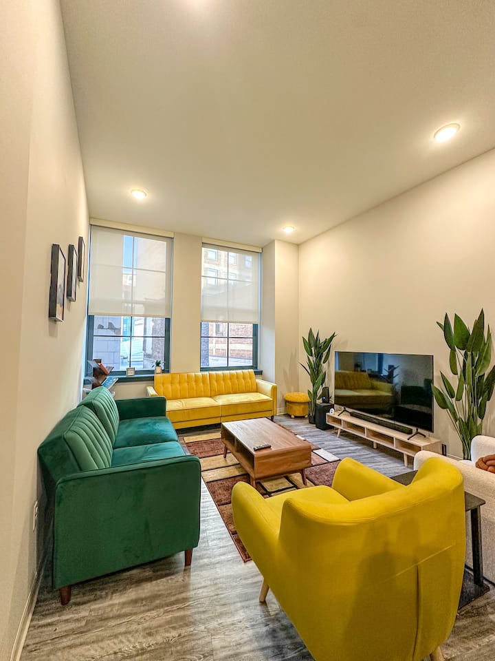 Downtown Oasis | Steps To Dining | Pool + Gym - Cleveland, OH