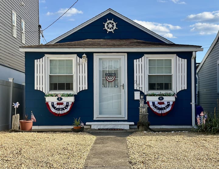 'The Cozy Cottage'
2 Blocks From The Beach - Seaside Heights, NJ