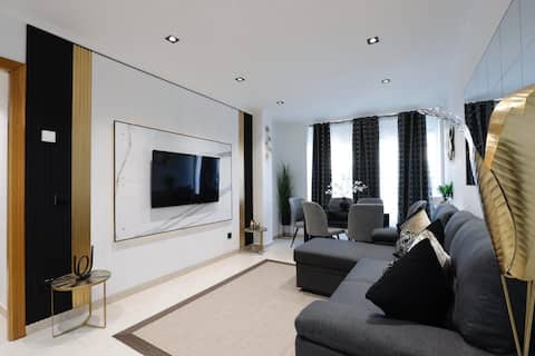 Propiedad de Airbnb exitosa: Exclusive Central Apartment with parking en Ribadeo