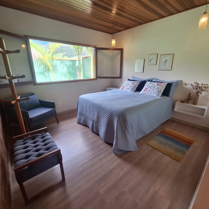 Cama tamaño queen con almohada 100% de algodón para garantizar una noche cómoda y acogedora. Sábanas nuevas 100 % algodón
Además de la colcha en el dormitorio, hay un edredón adicional para las noches más frías. 