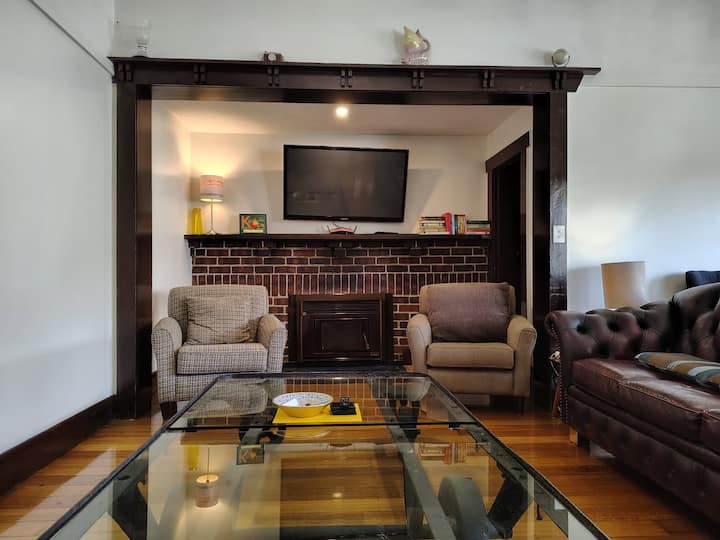 Walk To Lgh, Shops & Restaurants - Spacious Rooms - Launceston