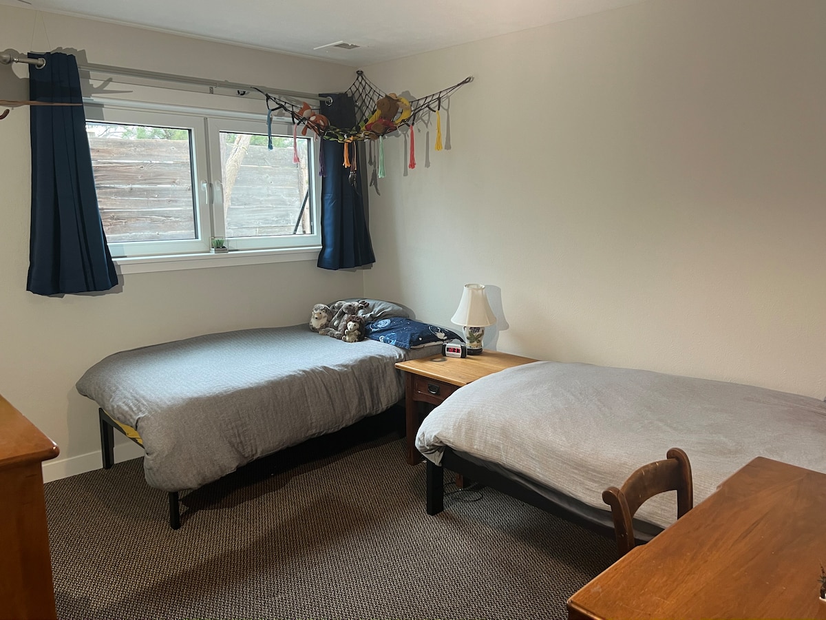 Dhoma e gjumit #3 2 krevatet tek mund të shtyhen së bashku për të bërë një krevat dopio "king"