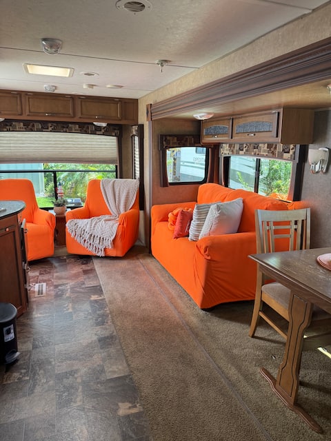 Top Airbnb: Orange Bubbles – Cozy & Creative Getaway in Bayshore Gardens