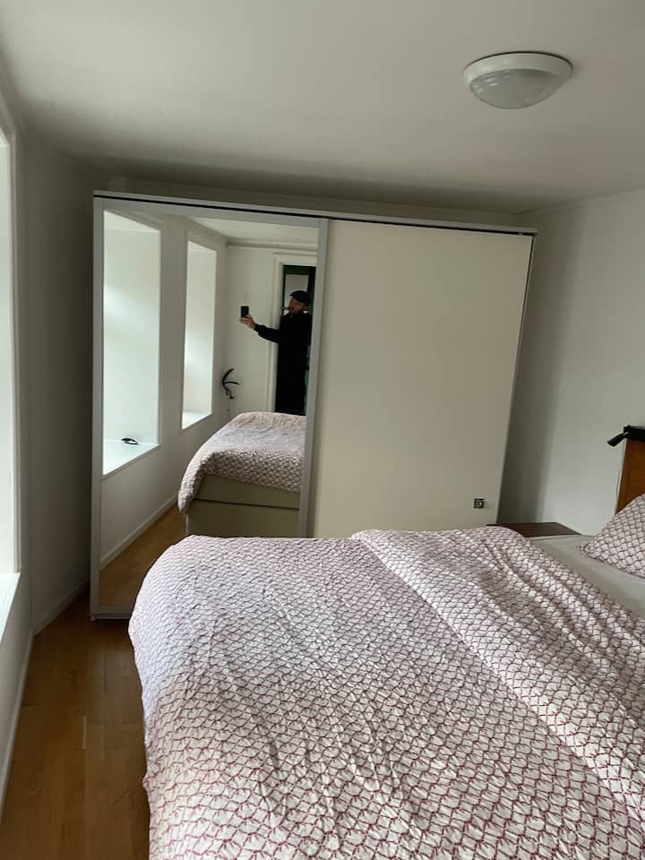 Spavaća soba broj jedan ima bračni krevet, 160x210 cm. Iz njega se pruža pogled na Bryggen i luku. 